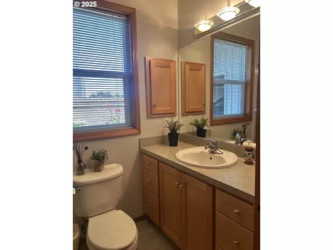 Bath - 2063 Lake Wind Dr, Eugene, OR 97408 photo 2 of 5