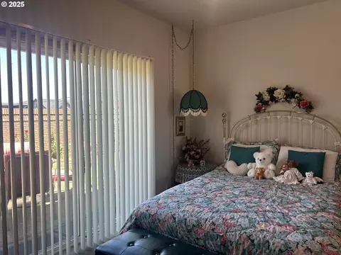 Bedroom - 2063 Lake Wind Dr, Eugene, OR 97408 photo 2 of 5
