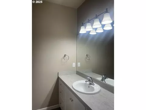 Bath - 2063 Lake Wind Dr, Eugene, OR 97408 photo 3 of 5
