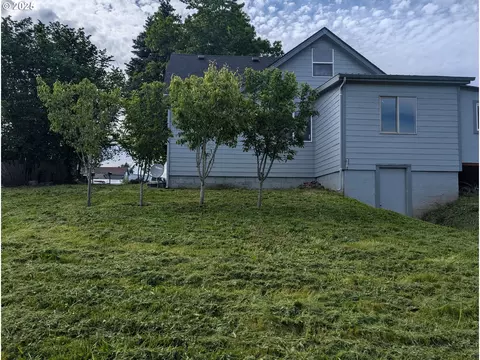 146 D St, Woodburn, OR 97071