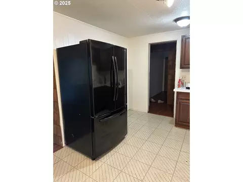 Kitchen - 9247 Highway 126, Mapleton, OR 97453 photo 2 of 3