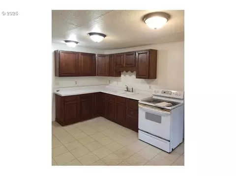 Kitchen - 9247 Highway 126, Mapleton, OR 97453 photo 3 of 3