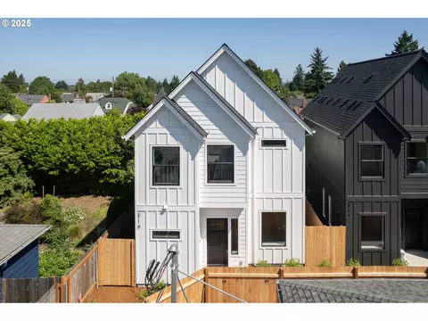 319 N Holland St, Portland, OR 97217