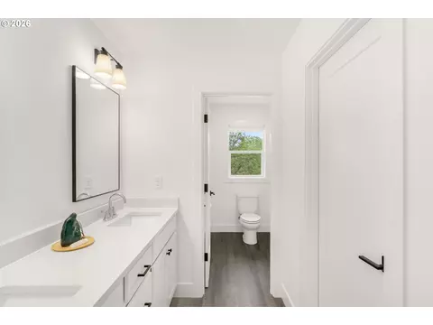 Bath - 939 SE Roberts Ave, Gresham, OR 97080 photo 2 of 8