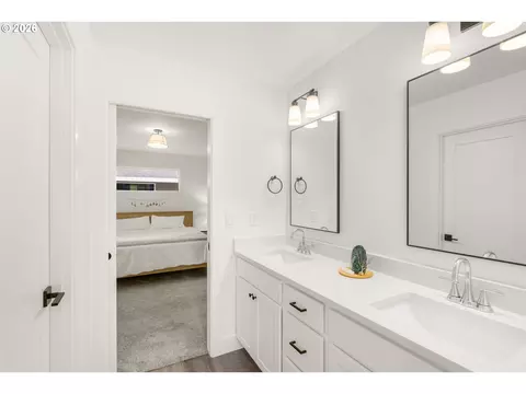 Bath - 939 SE Roberts Ave, Gresham, OR 97080 photo 5 of 8