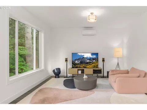 Living - 939 SE Roberts Ave, Gresham, OR 97080 photo 4 of 5