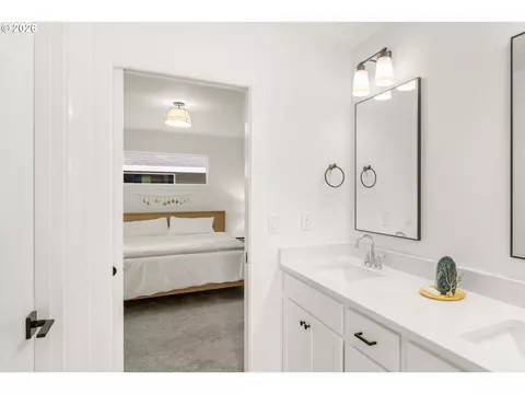 Bath - 939 SE Roberts Ave, Gresham, OR 97080 photo 7 of 8