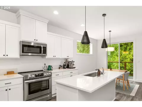 Kitchen - 939 SE Roberts Ave, Gresham, OR 97080 photo 3 of 4