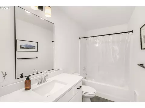 Bath - 939 SE Roberts Ave, Gresham, OR 97080 photo 1 of 8