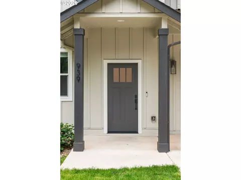 Exterior - 939 SE Roberts Ave, Gresham, OR 97080 photo 3 of 7