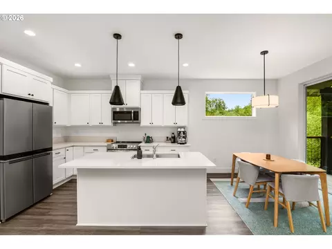 Kitchen - 939 SE Roberts Ave, Gresham, OR 97080 photo 4 of 4