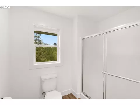 Bath - 939 SE Roberts Ave, Gresham, OR 97080 photo 4 of 8