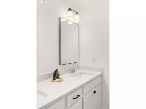Bath - 939 SE Roberts Ave, Gresham, OR 97080 photo 6 of 8