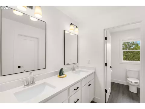 Bath - 939 SE Roberts Ave, Gresham, OR 97080 photo 3 of 8