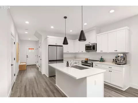 Kitchen - 939 SE Roberts Ave, Gresham, OR 97080 photo 1 of 4