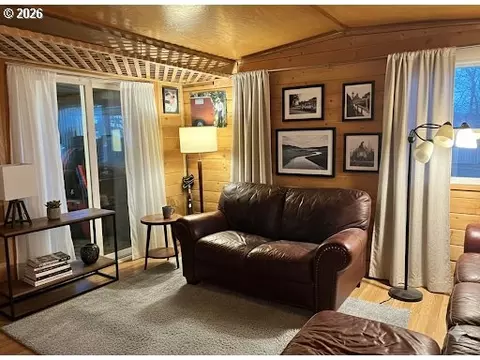 19605 River Rd #104, Gladstone, OR 97027