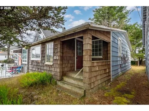 324 6th Ave, Seaside, OR 97138