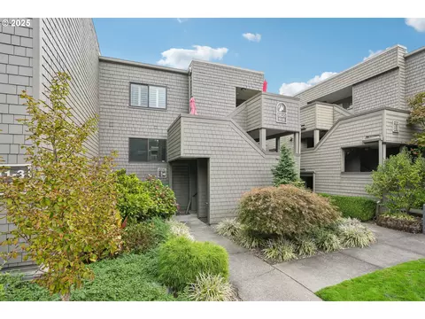 5620 S Riverside Ln #5, Portland, OR 97239