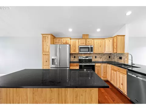 Kitchen - 18307 Tupper Rd, Sandy, OR 97055 photo 2 of 6