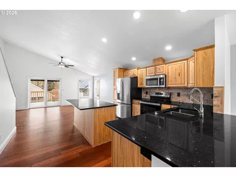 Kitchen - 18307 Tupper Rd, Sandy, OR 97055 photo 1 of 6