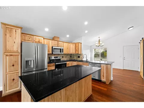Kitchen - 18307 Tupper Rd, Sandy, OR 97055 photo 3 of 6