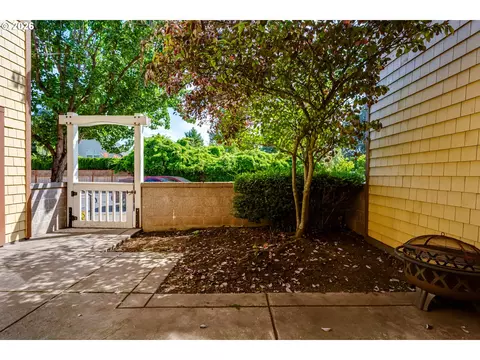 Exterior - 1455 Perdue Loop, Eugene, OR 97401 photo 5 of 5