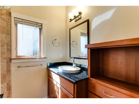 Bath - 1455 Perdue Loop, Eugene, OR 97401 photo 2 of 4