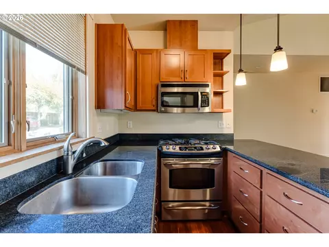 Kitchen - 1455 Perdue Loop, Eugene, OR 97401 photo 3 of 4