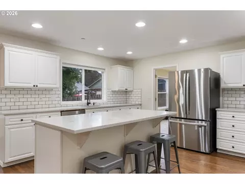 Kitchen - 1727 NW 30th Cir, Camas, WA 98607 photo 3 of 4