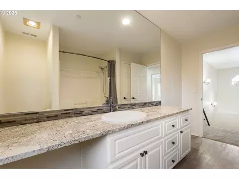 Bath - 1727 NW 30th Cir, Camas, WA 98607 photo 4 of 4