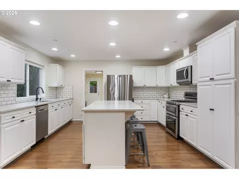 Kitchen - 1727 NW 30th Cir, Camas, WA 98607 photo 2 of 4