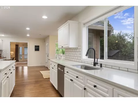 Kitchen - 1727 NW 30th Cir, Camas, WA 98607 photo 4 of 4