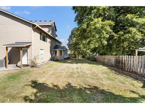 Exterior - 1727 NW 30th Cir, Camas, WA 98607 photo 4 of 8