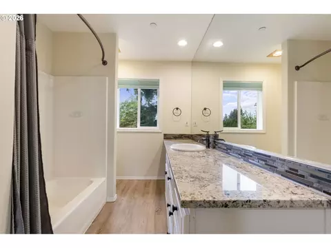 Bath - 1727 NW 30th Cir, Camas, WA 98607 photo 3 of 4