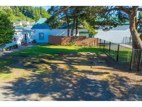 Exterior - 160 Spring St, Gardiner, OR 97441 photo 4 of 5