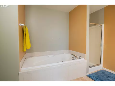Bath - 1191 Heathman Dr, Eugene, OR 97402 photo 3 of 4