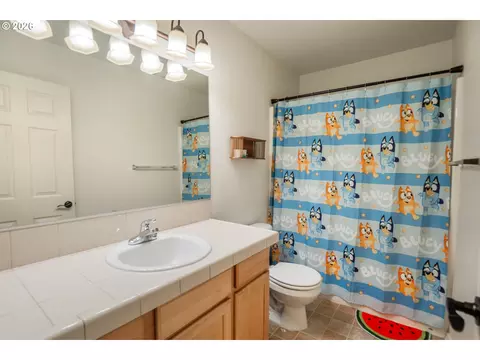 Bath - 1191 Heathman Dr, Eugene, OR 97402 photo 4 of 4