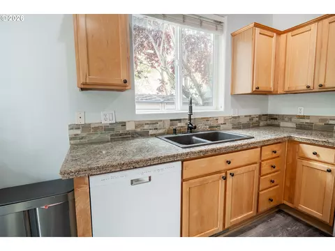 Kitchen - 1191 Heathman Dr, Eugene, OR 97402 photo 2 of 4