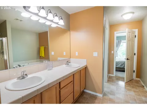 Bath - 1191 Heathman Dr, Eugene, OR 97402 photo 2 of 4