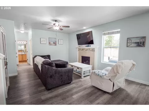Living - 1191 Heathman Dr, Eugene, OR 97402 photo 1 of 2
