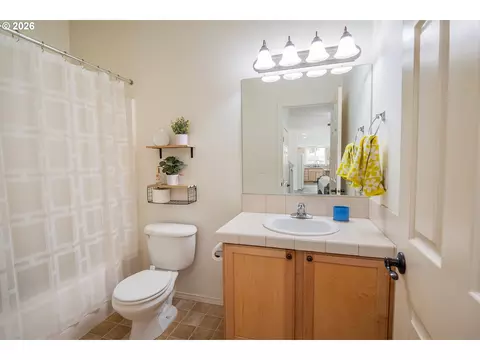 Bath - 1191 Heathman Dr, Eugene, OR 97402 photo 1 of 4