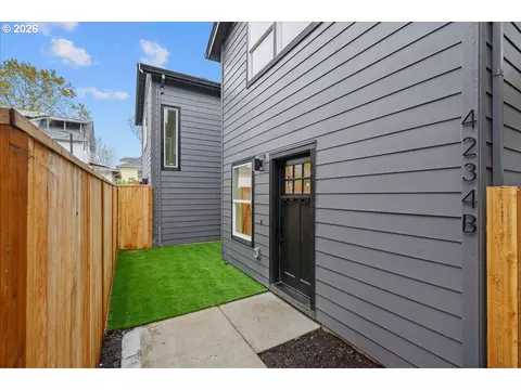 4234 SE Yamhill St #2, Portland, OR 97215