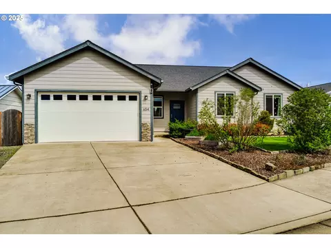654 Wilson Ave, Cottage Grove, OR 97424