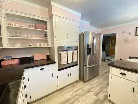 Kitchen - 2872 Suffolk Ct, Eugene, OR 97401 photo 3 of 4