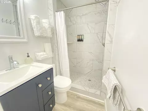 Bath - 2872 Suffolk Ct, Eugene, OR 97401 photo 5 of 5