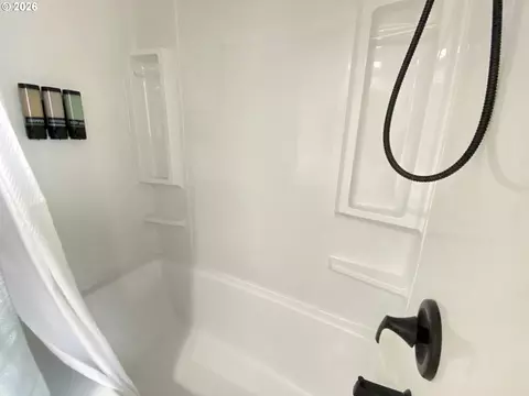 Bath - 2872 Suffolk Ct, Eugene, OR 97401 photo 3 of 5