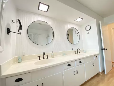 Bath - 2872 Suffolk Ct, Eugene, OR 97401 photo 2 of 5