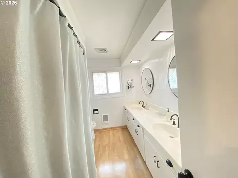 Bath - 2872 Suffolk Ct, Eugene, OR 97401 photo 1 of 5