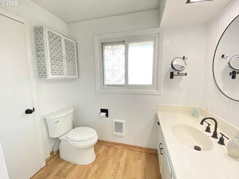 Bath - 2872 Suffolk Ct, Eugene, OR 97401 photo 4 of 5