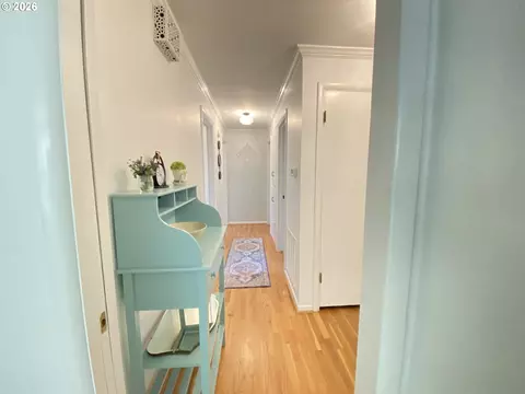 Entry Way - 2872 Suffolk Ct, Eugene, OR 97401 photo 2 of 3